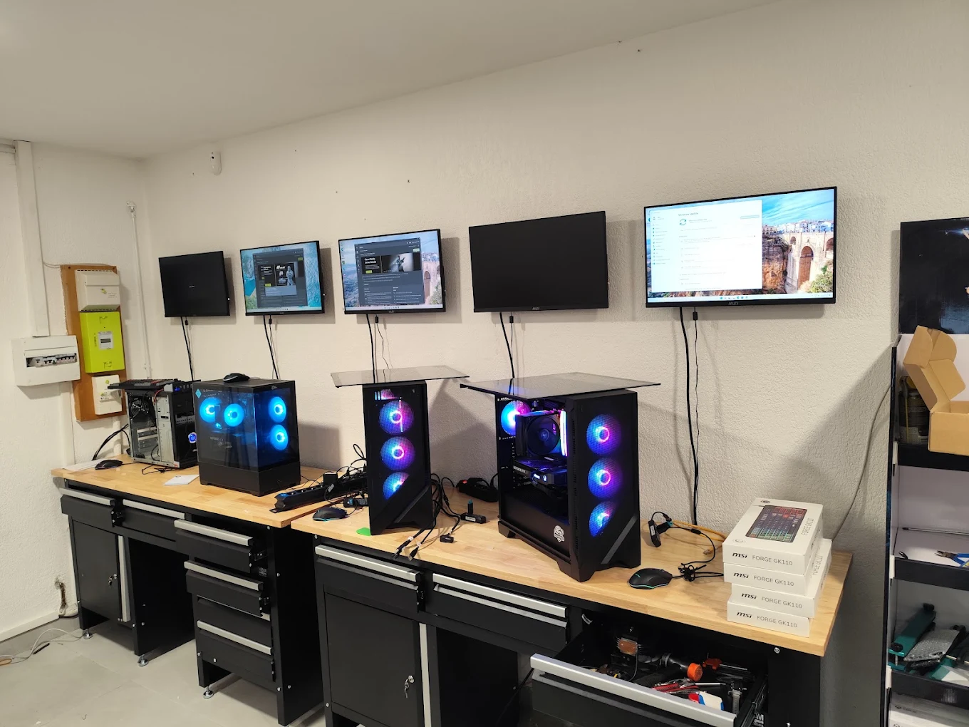 Atelier PC66 avec plusieurs PC Gamer en montage et en test